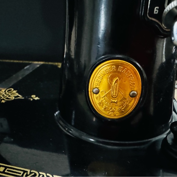 Antique Singer featherweight 221 sewing machine 1947 - Picture 9 of 16